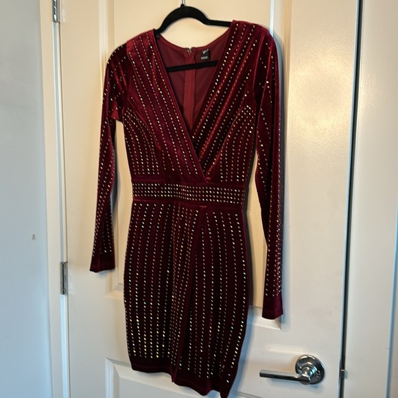 Windsor maroon velvet dress with sequins. - Picture 7 of 11